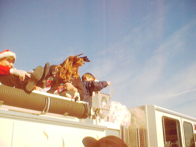 021207_christmas_parade_0043.jpg (47215 bytes)