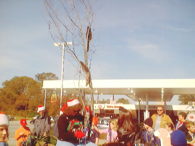 021207_christmas_parade_0046.jpg (54383 bytes)