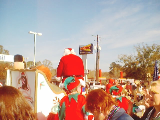 021207_christmas_parade_0048.jpg (54383 bytes)