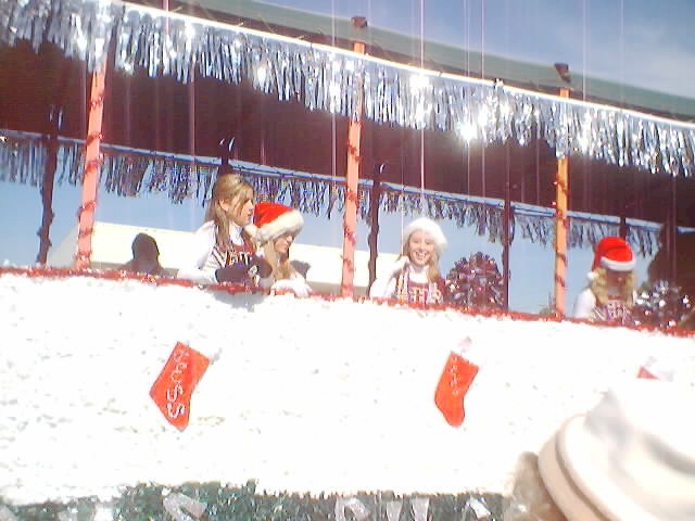 021207_christmas_parade_0052.jpg (54895 bytes)