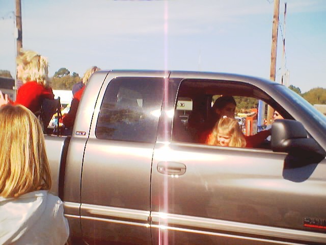 021207_christmas_parade_0053.jpg (56431 bytes)