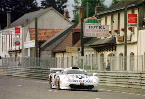 1997 Porsche 911 GT1 on the Mulsanne straight at Le Mans
