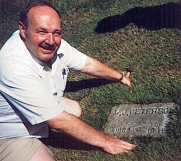 Ron at Mathilda's grave in Mollala, WA