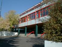 Eingangsseite der Schule