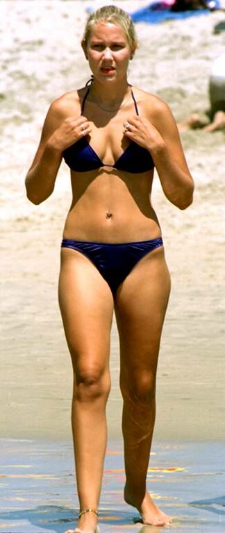 bikini053.JPG (35KB)