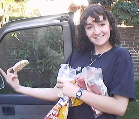 katie eating 2.jpg (48696 bytes)