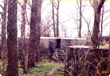 gunpits.jpg (148589 bytes)