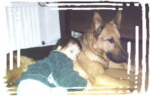 Kind mit haarigen & nimmerm�den Spielgef�hrten