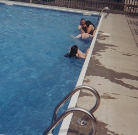 poolparty2.jpg (18283 bytes)