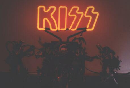 kiss w/neon light off