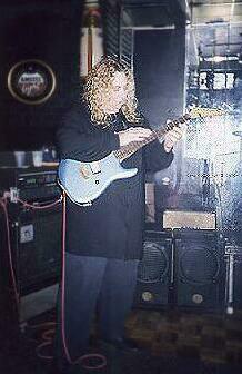 Elvis02.jpg (17131 bytes)