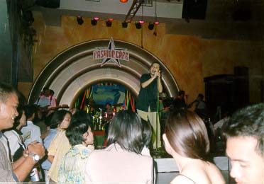 fashion_cafe.jpg (26595 bytes)