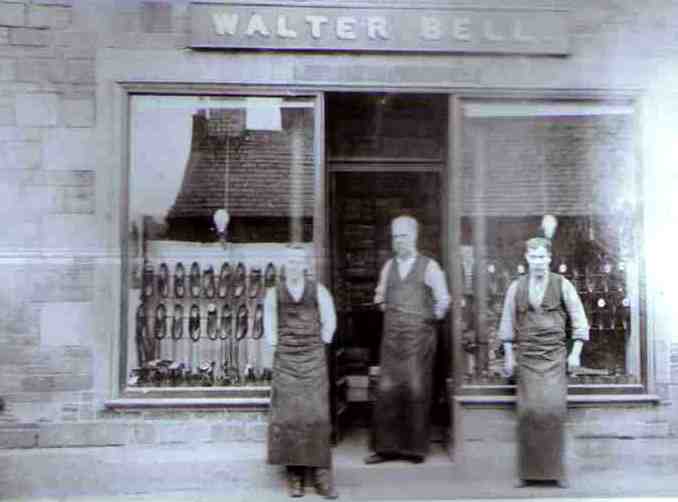 Walter Bell with Arthur Laidlaw (left) and Jim Bell in 1922