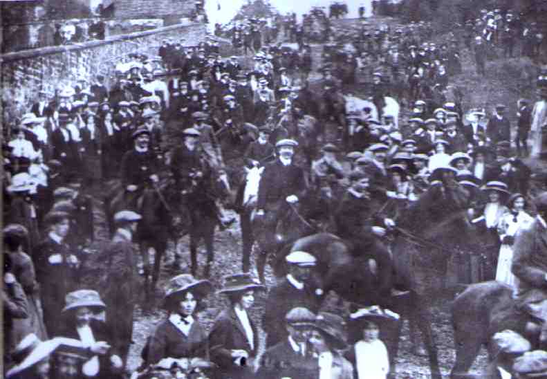 The crowds making their way back down the Kirk Wynd