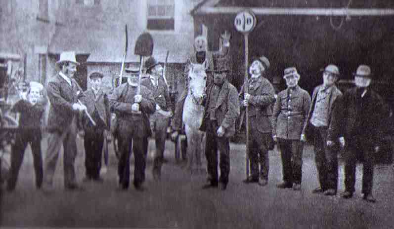 Common Riding emblem bearers in Rome's yard circa 1890