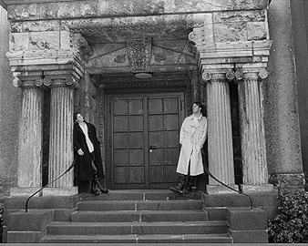 NeMi allein vor der Pforte