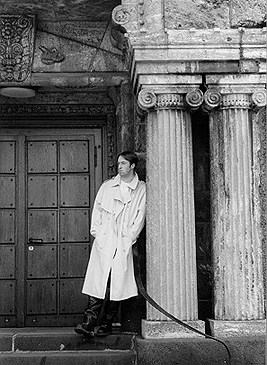 Taki allein vor der Pforte