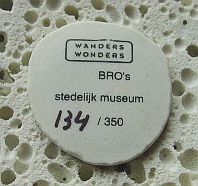 'Wanders wonders' is the logo of Marcel Wanders. Bro's means so much as 'brittle' The numbers refer to the amount of sold bowls and the amount of available bowls at the Sedelijk Museum in Amsterdam.