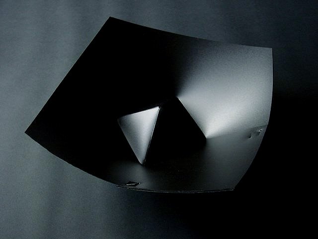 This folding-bowl is designed by RINEKE VAN RIJT out of polypropylene, and in the same way,  first by hand, later on in a manufactured way. From the year 1984. Formats 20 and 25 cm. A big one, 55 cm. is also fabricated.