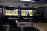 Juega billard.