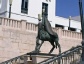 Este es uno de los amenazantes corderos que te dan la bienvenida a la plaza conmemorativa del V Centenario. Un poquito mas all� esta el Totem Telurico.