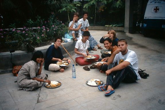 image/volunteers_lunchtime.jpg, 40.1K