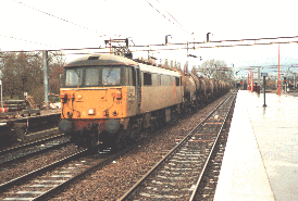 86622 aona tanker train at Northampton