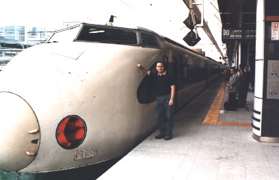 Me plus a Series 200 Shinkansen at Tokyo station
