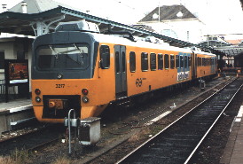 3217, a two-car 'Wadloper' DMU