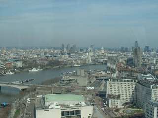 Utsikt österut över London. St Pauls Cathedral lite till höger i mitten och Tower42, UKs 3e högsta byggnad e det svarta huset man ser toppen av till höger