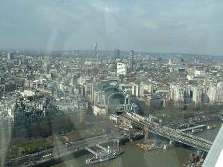 BT Tower i mitten, Centrepoint lite till höger. Alltså en fetingvy över centrum....